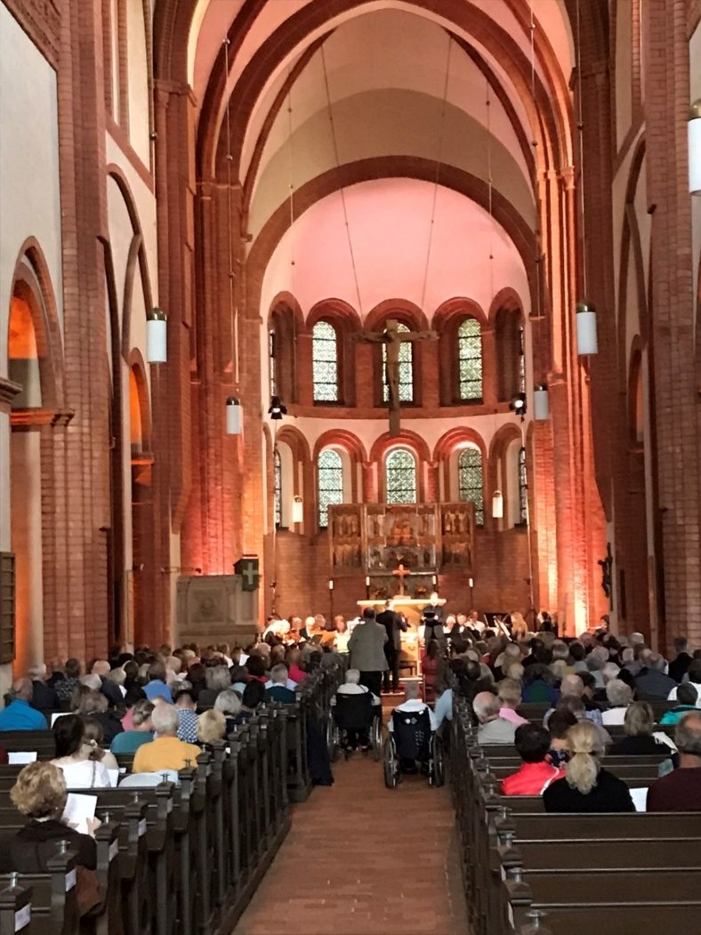Konzert in der voll besetzten Klosterkirche Lehnin