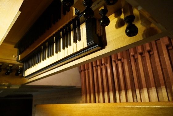 Blick von oben auf Manuale und Pedaltasten der Wegscheider-Orgel