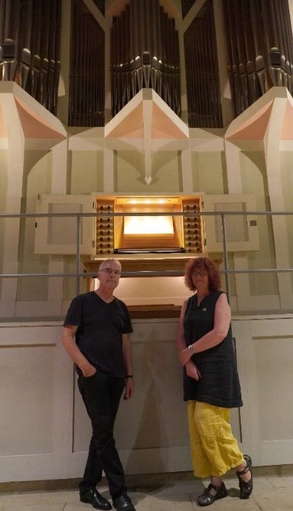 Pfarrerin Almuth Wisch und Kirchenmusikdirektor Gerhard Oppelt vor der Wegscheider-Orgel