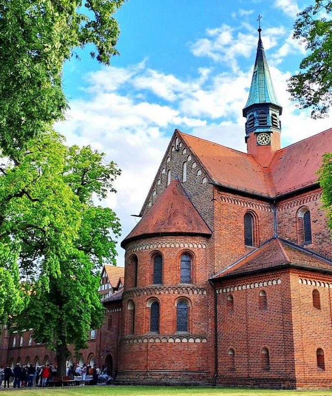 Die Klosterkirche Lehnin mit rotem Backstein und grünem Turmdach