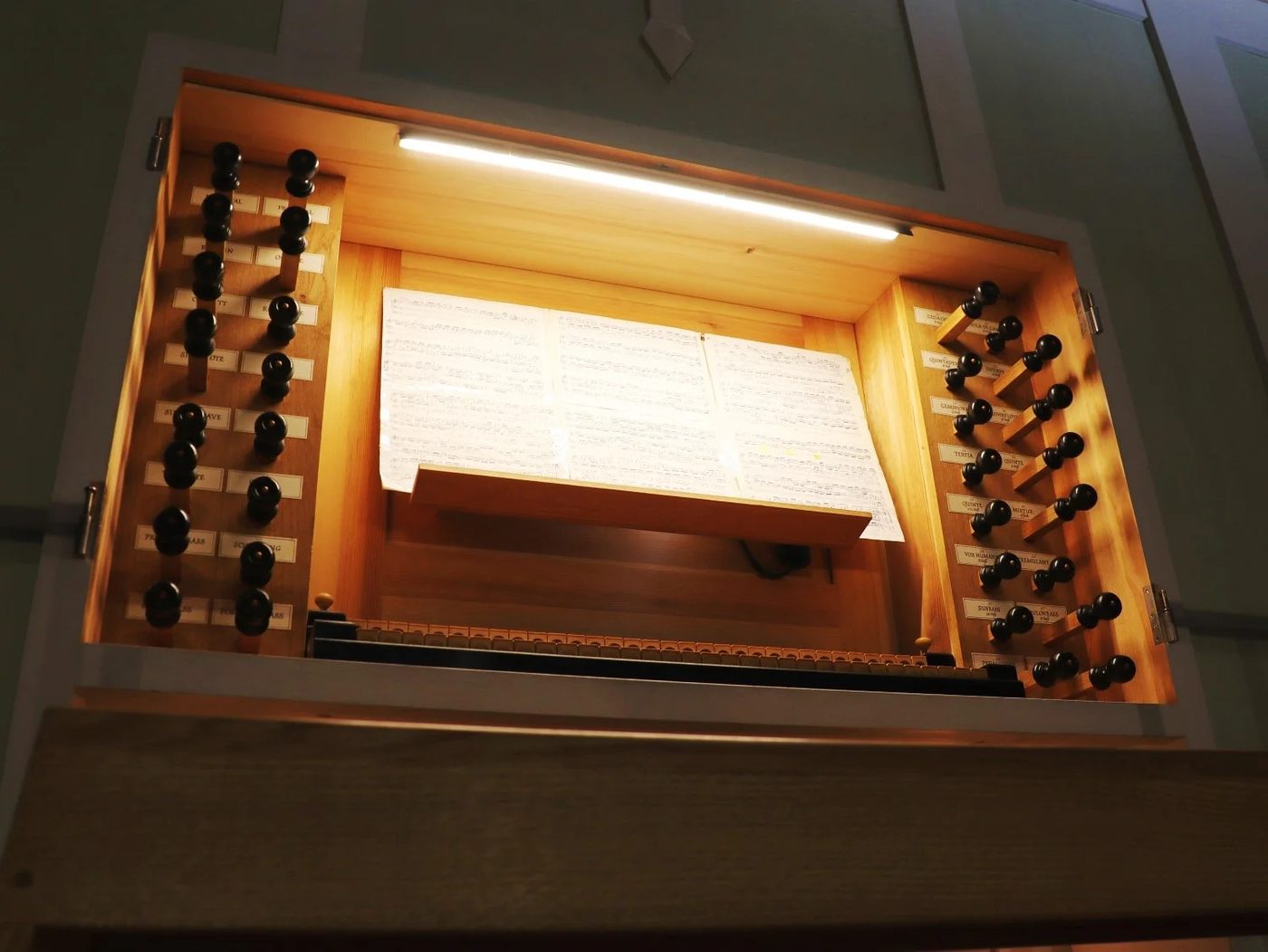 Spielschrank der Wegscheider-Orgel mit  Registerzügen