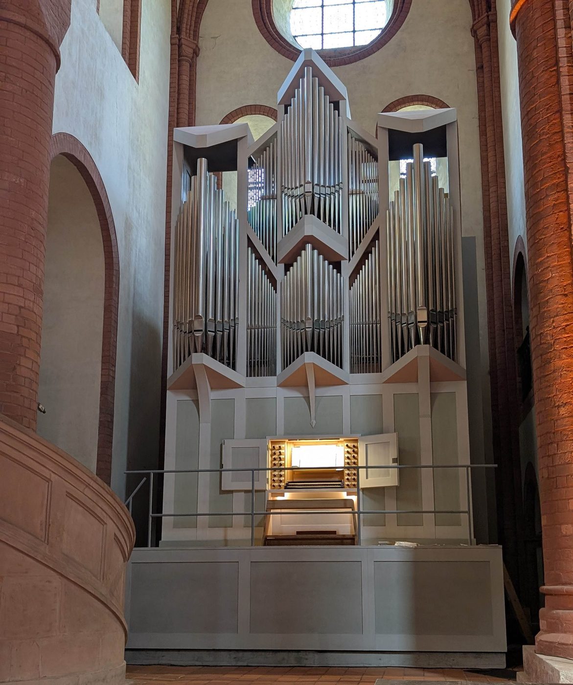 Die neue Wegscheider-Orgel mit Spielschrank im nördlichen Querschiff der Klosterkirche