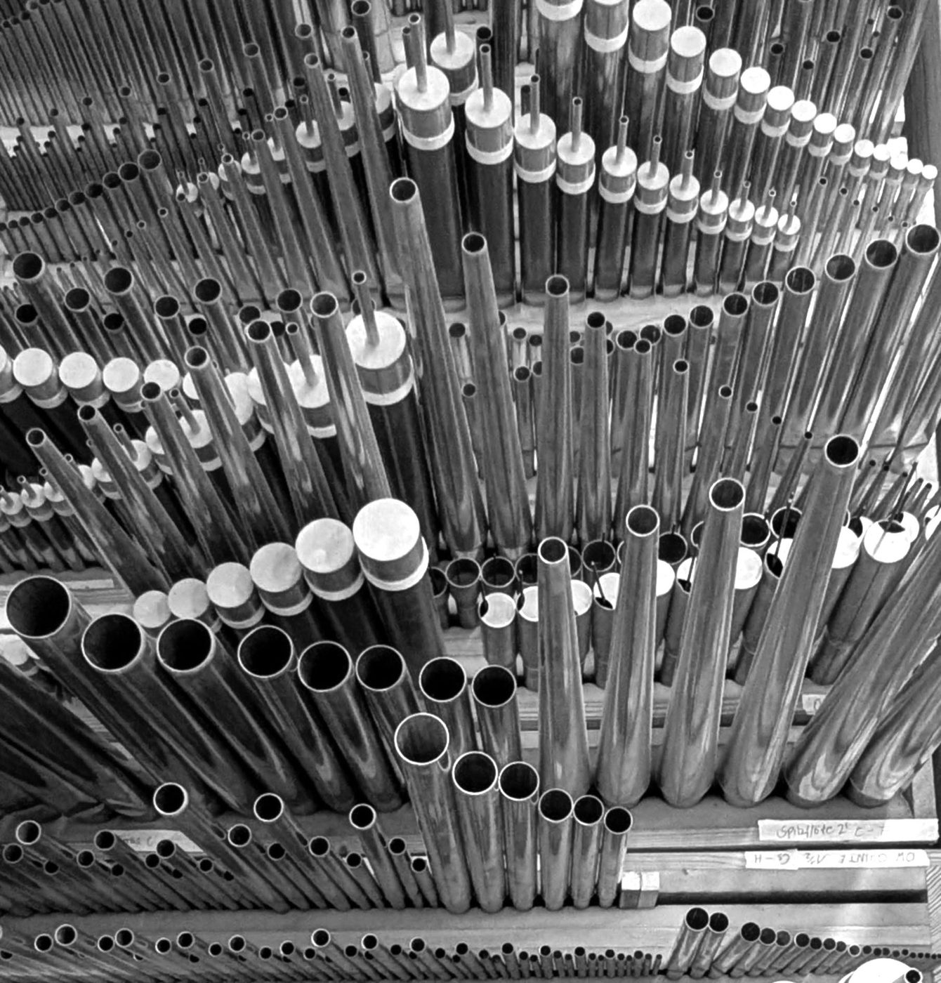 Kleinere Metallpfeifen verschiedener Register der Wegscheider-Orgel