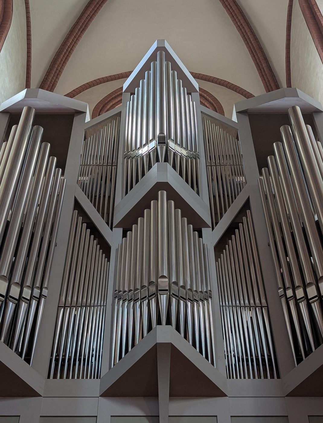 Der Prospekt der Wegscheider-Orgel mit den sichtbaren Zinnpfeifen