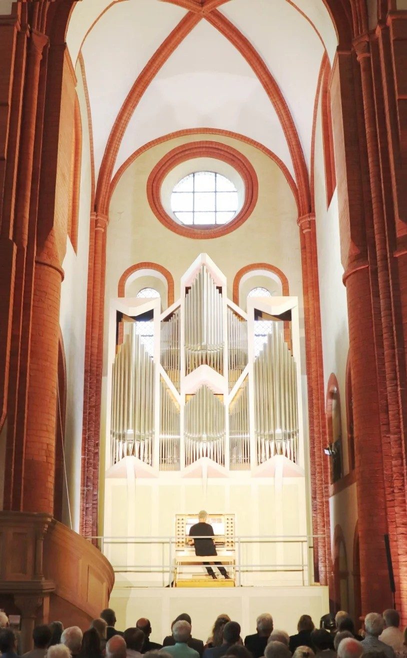 Prospekt der Wegscheider-Orgel mit Gerhard Oppelt am Spieltisch